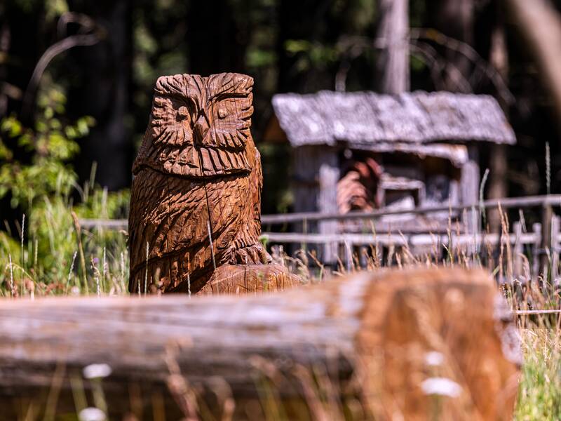 Ausgestelle Holzschnitzereien hier eine Eule