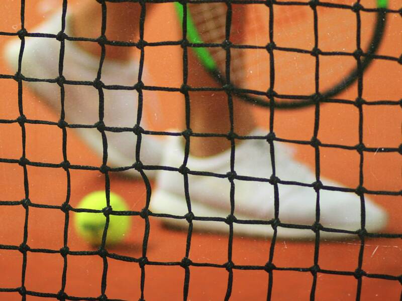 Tennisnetz und Tennisschläger