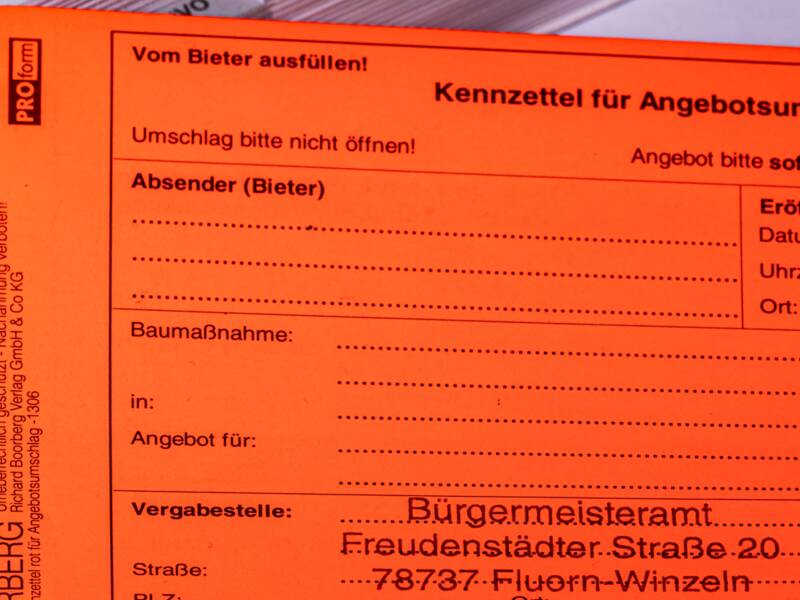 Roter Aufkleber für die Angebotsabgabe.