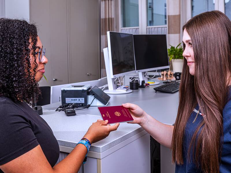 Übergabe eines Reisepasses im Bürgerbüro