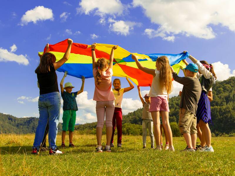 Spielende Kinder auf einer Wiese