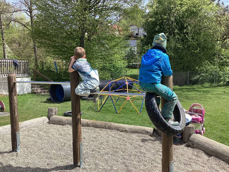 Kinder auf dem Spielgerät