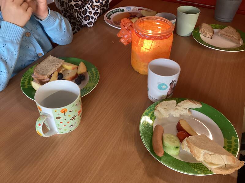 Kinder beim Vespern