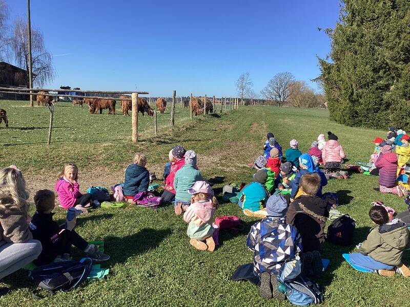 Kinder bei den Tieren