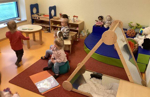 Kinder im Spielezimmer
