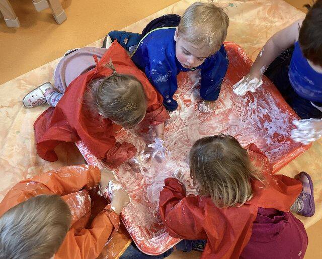 Kinder beim basteln