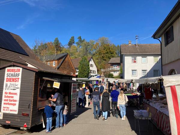 Besucher die durch den Herbstmarkt laufen