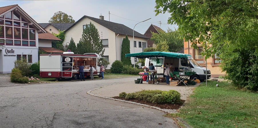 Wochenmarkt in Winzeln auf dem öffentlichen Platz zwischen Gemeindehaus Quelle, ehem. Schule Winzeln und Kath. Kirche