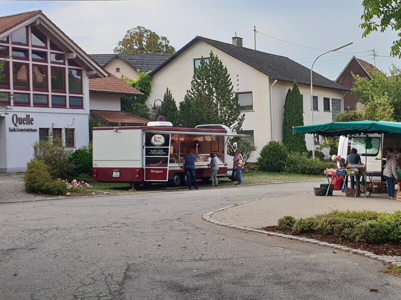 Wochenmarkt in Winzeln auf dem öffentlichen Platz zwischen Gemeindehaus Quelle, ehem. Schule Winzeln und Kath. Kirche