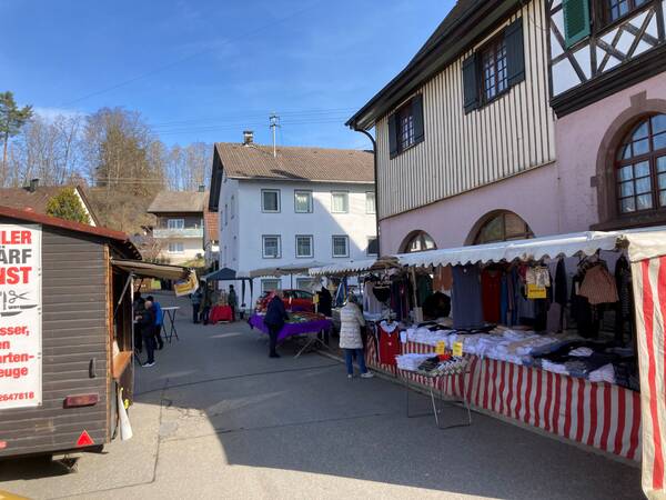 Marktstände auf dem Frühjahrsmarkt in Fluorn