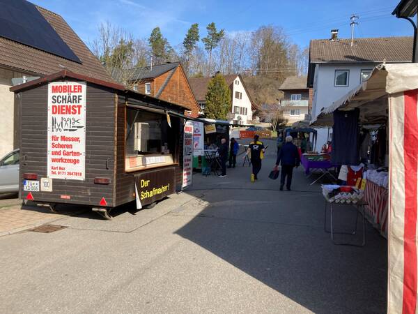 Besucher die durch den Frühjahrsmarkt laufen