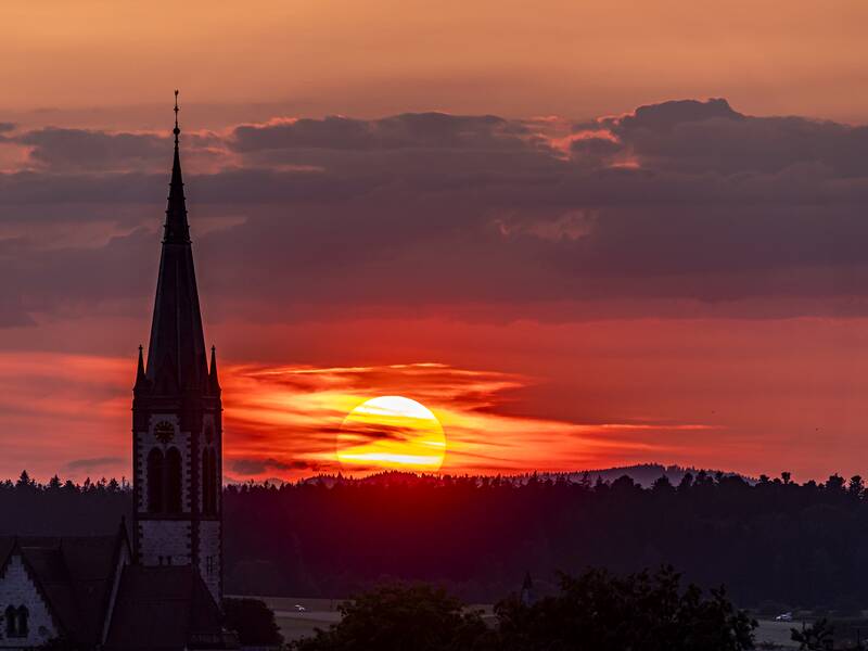 Kirchturm Winzeln und rotgefärbter Himmel bei Sonnenuntergang