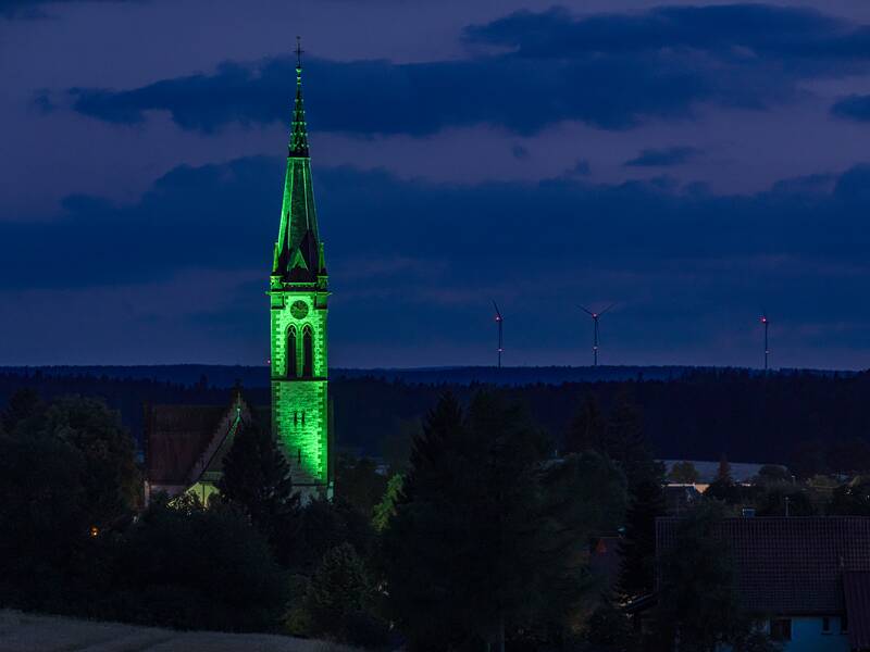 Kirchturm Winzeln grün angestrahlt