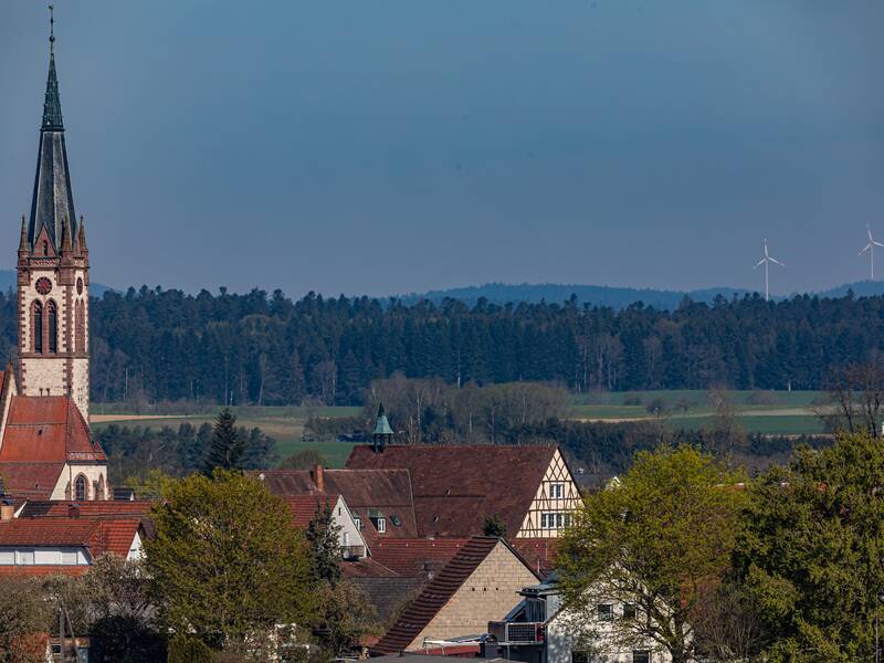 Ortsbild Winzeln mit Blick auf die Kirche und das Rathaus 