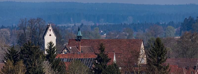Blick auf die Alte Kirche und das Rathaus 