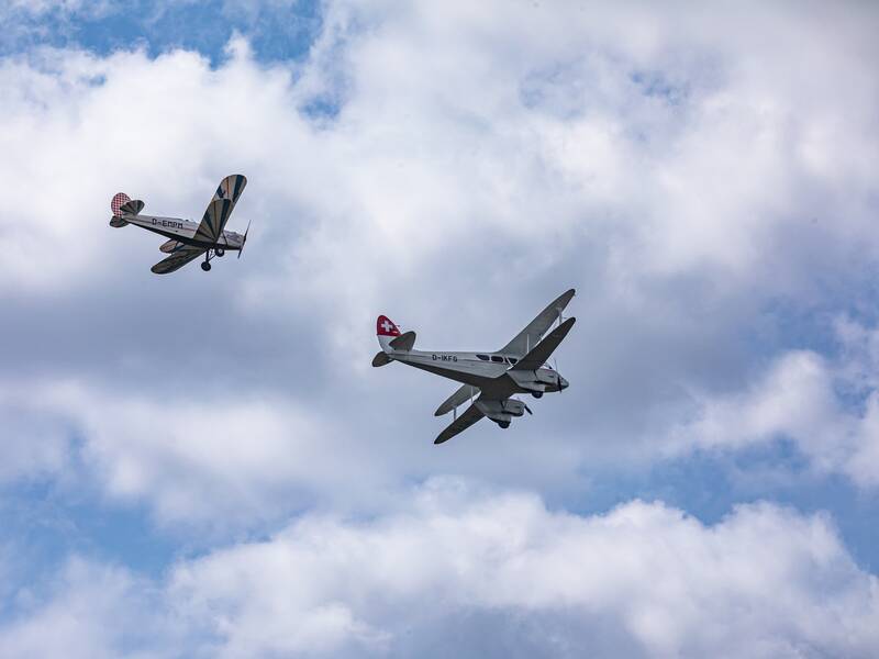  Zwei Flugzeuge
