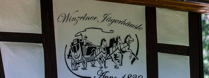 Gezeichnetes Bild: Pferdekutsche auf der Außenwand des Jägerhäusle