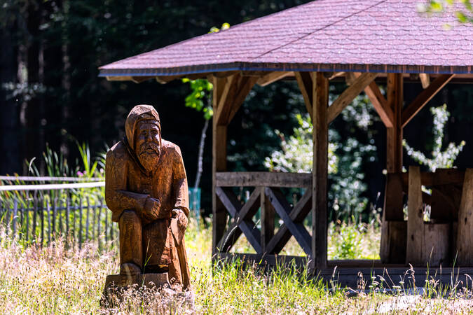 Pavillon und Holzfigur am "Bahnhöfle"