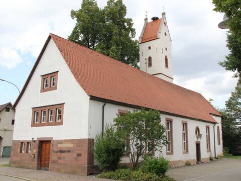 Alte Kirche von außen