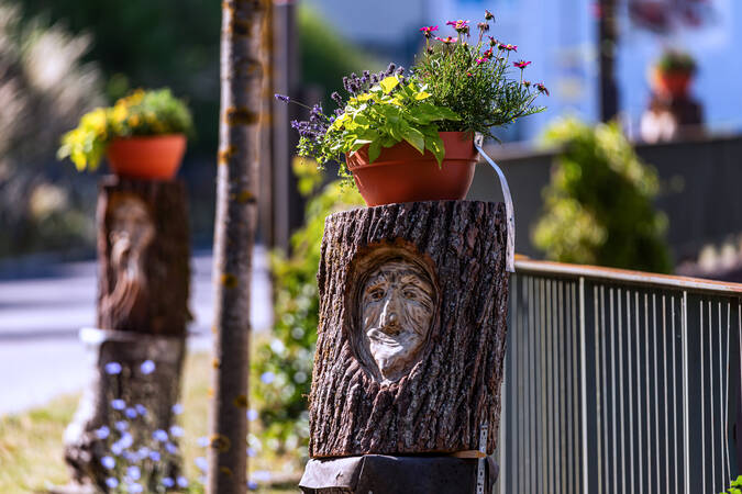 Geschnitzte Baumrinde mit Blumen