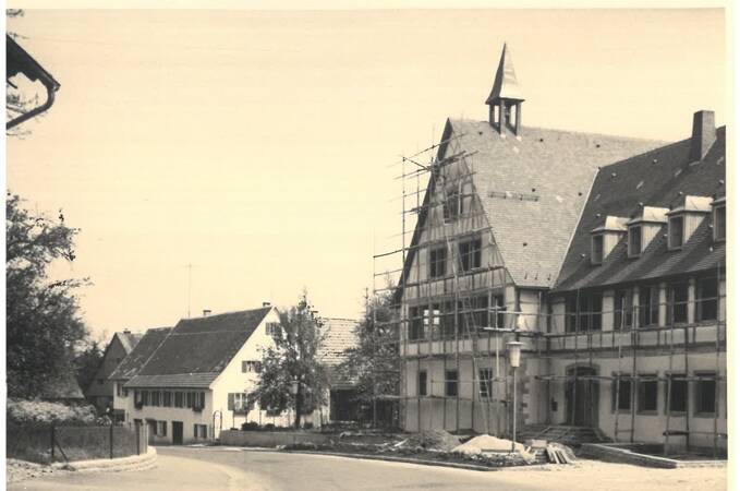 Historischer Blick auf das Rathaus mit Baugerüst