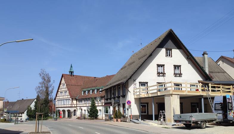 Blick auf das Gasthaus Krone im Jahr 2022 mit dem Rathaus im Hintergrund