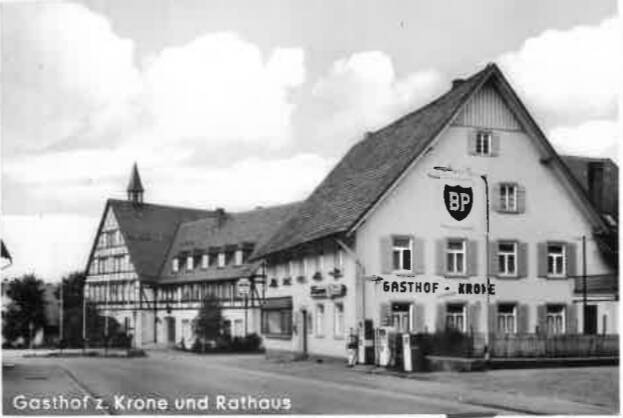 Historischer Blick auf das Gasthaus Krone mit dem Rathaus im Hintergrund 