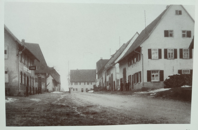 Historischer Blick auf die Straße entlang des Gasthauses Krone