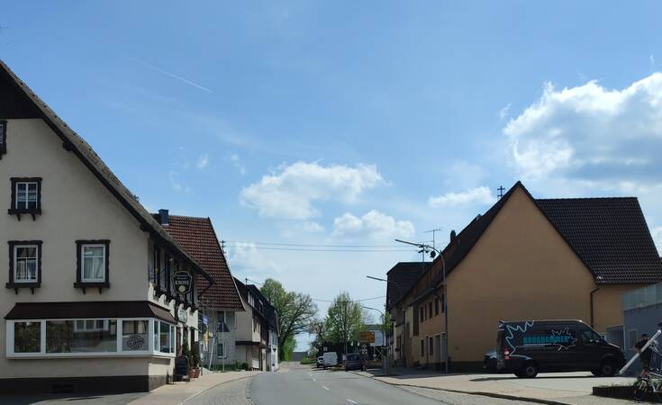 Aktueller Blick auf Straßenverkauf entlang des Gasthauses Krone