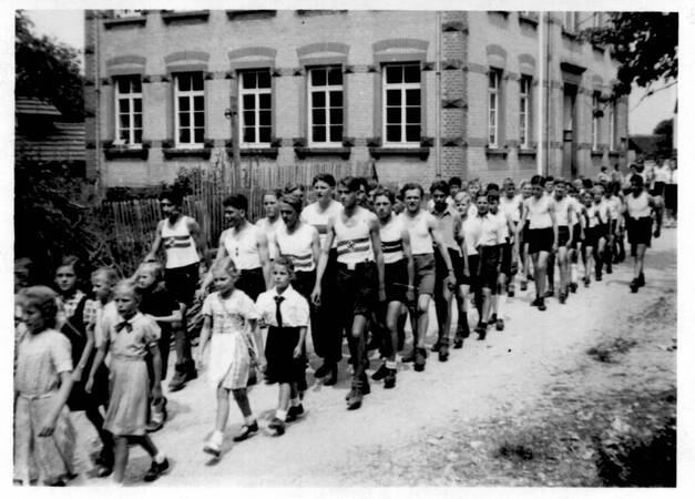 Bild von den Reichsjugendspiele mit der Schule im Hintergrund