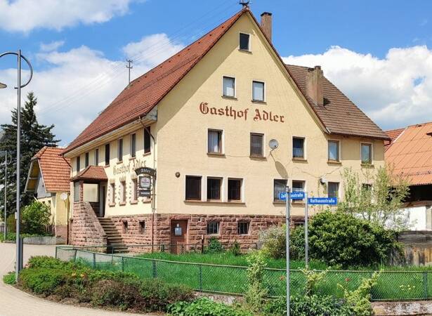 Blick auf das ehemalige Gasthaus Adler