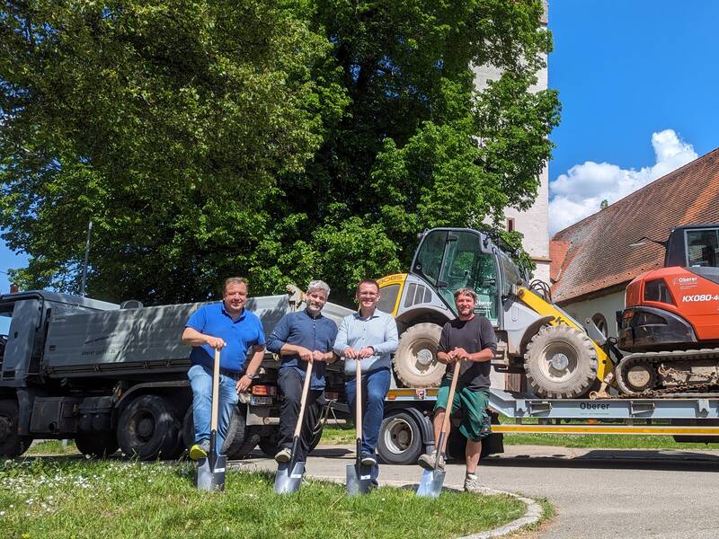 Spatenstich vor der Alten Kirche von links nach rechts: Projektleiter Firma Oberer, Architekt Herr Gräßle faktorgruen, Bürgermeister Herr Betschner, Polier Firma Oberer