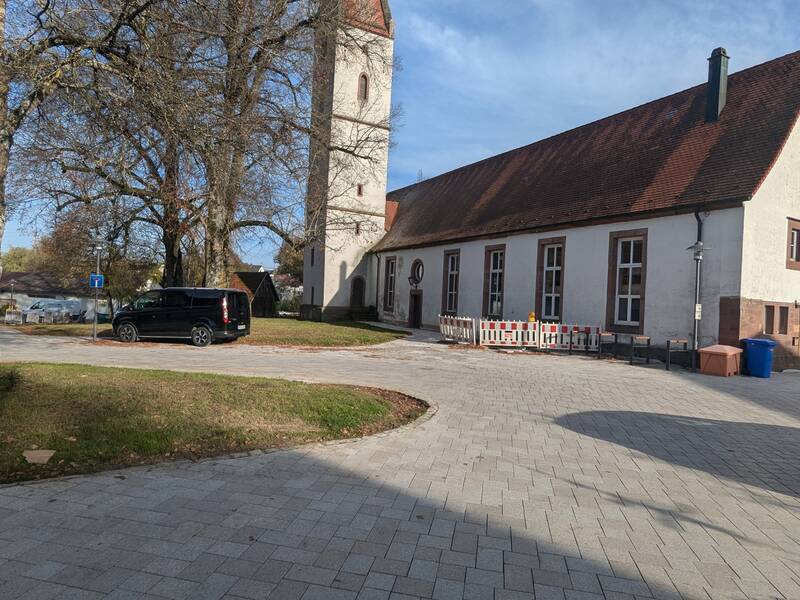 Platz um die Alte Kirche mit neuen Pflastersteinen (Stand: 05.11.2024)