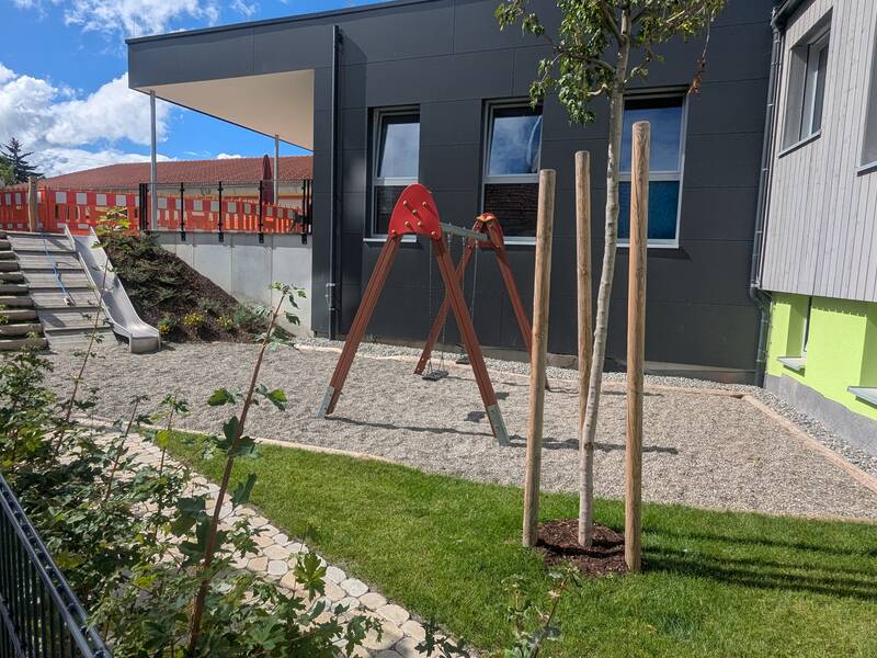 Außengelände Kindergarten Winzeln (neue Rutsche und neue Schaukeln)