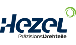 Das Logo der Frima Hezel Präzisionsdrehteile blaue Schrift auf weißem Grund. Oben rechts ist ein grünes Zeichen zu sehen.